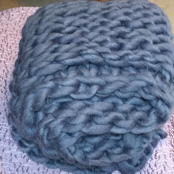 Chunky Knit Throw. OS - Picture 3 of 5